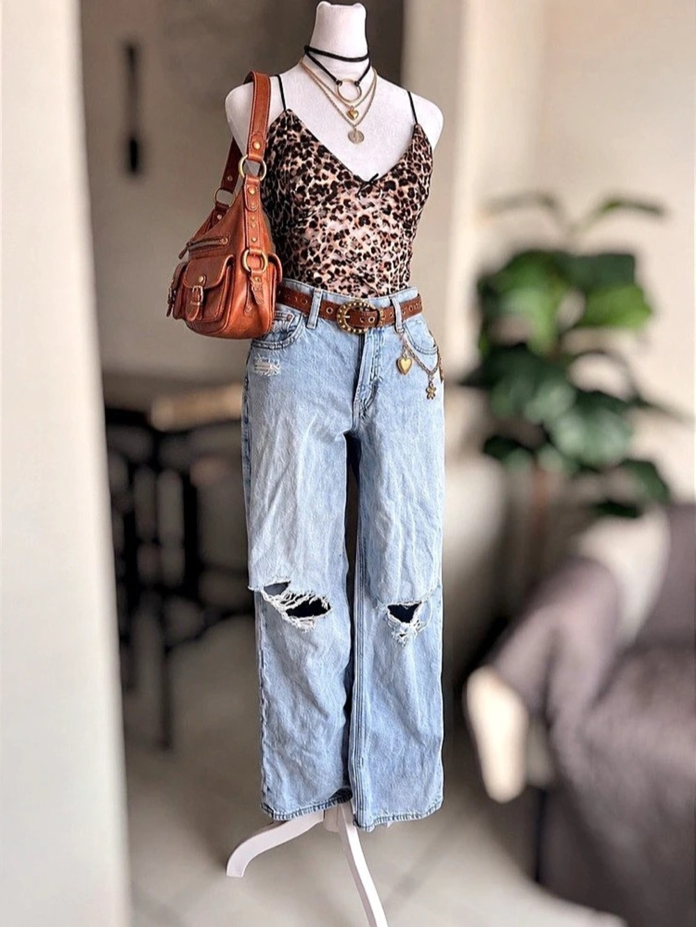 American Eagle Size 4 Long Distressed Jeans
